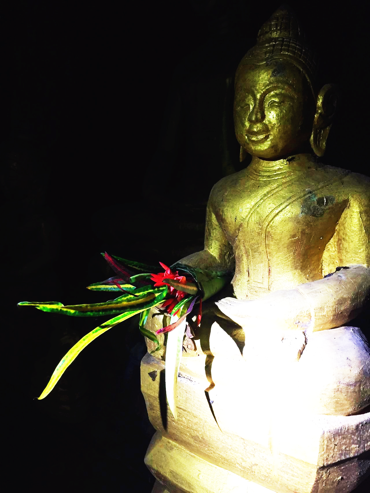 20150722_luang prabang_mekong_budda cave_budda_12.png