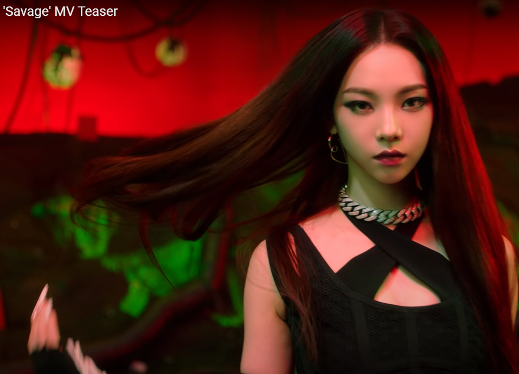 머리넘기는 카리나.png