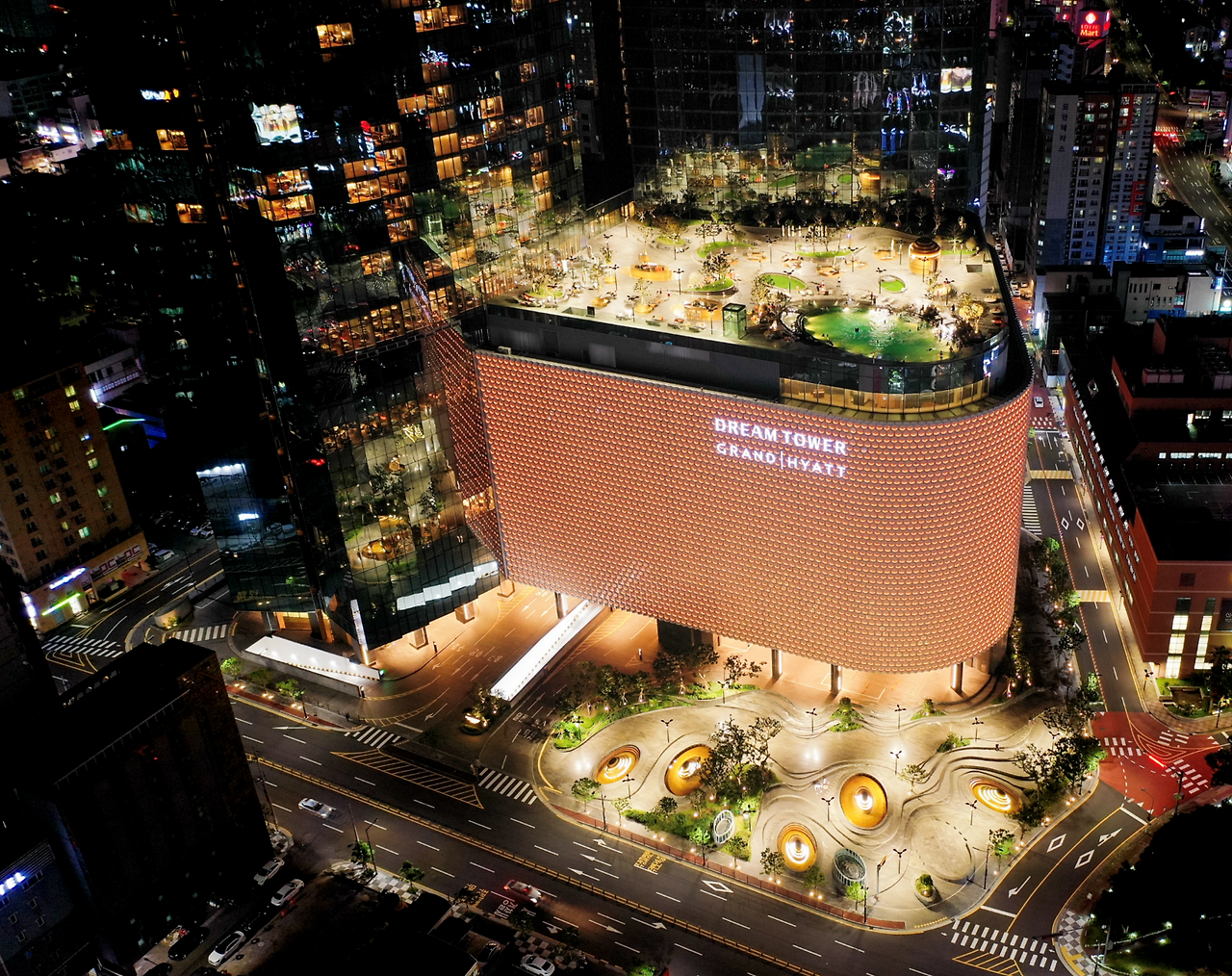 [제주 드림타워 복합리조트] 전경 및 야외 풀데크.png