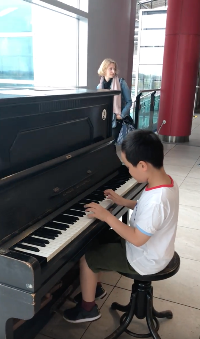 프라하 공항에서 암스테르담행 비행기를 기다리며 피아노 연주.png