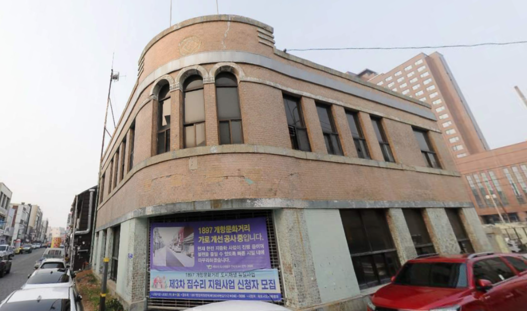 사진10  구 목포 화신 연쇄점의 2023년 1월 모습. 페인트를 벗겨내어 붉은 색 벽돌이 보인다. Ⓒ다음 지도 로드뷰 서비스.png