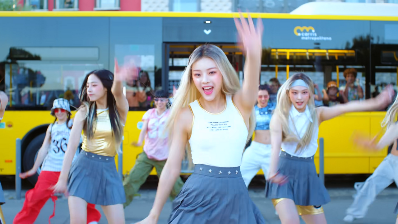 NewJeans (뉴진스) 'Super Shy' Official MV 1-36 screenshot.png