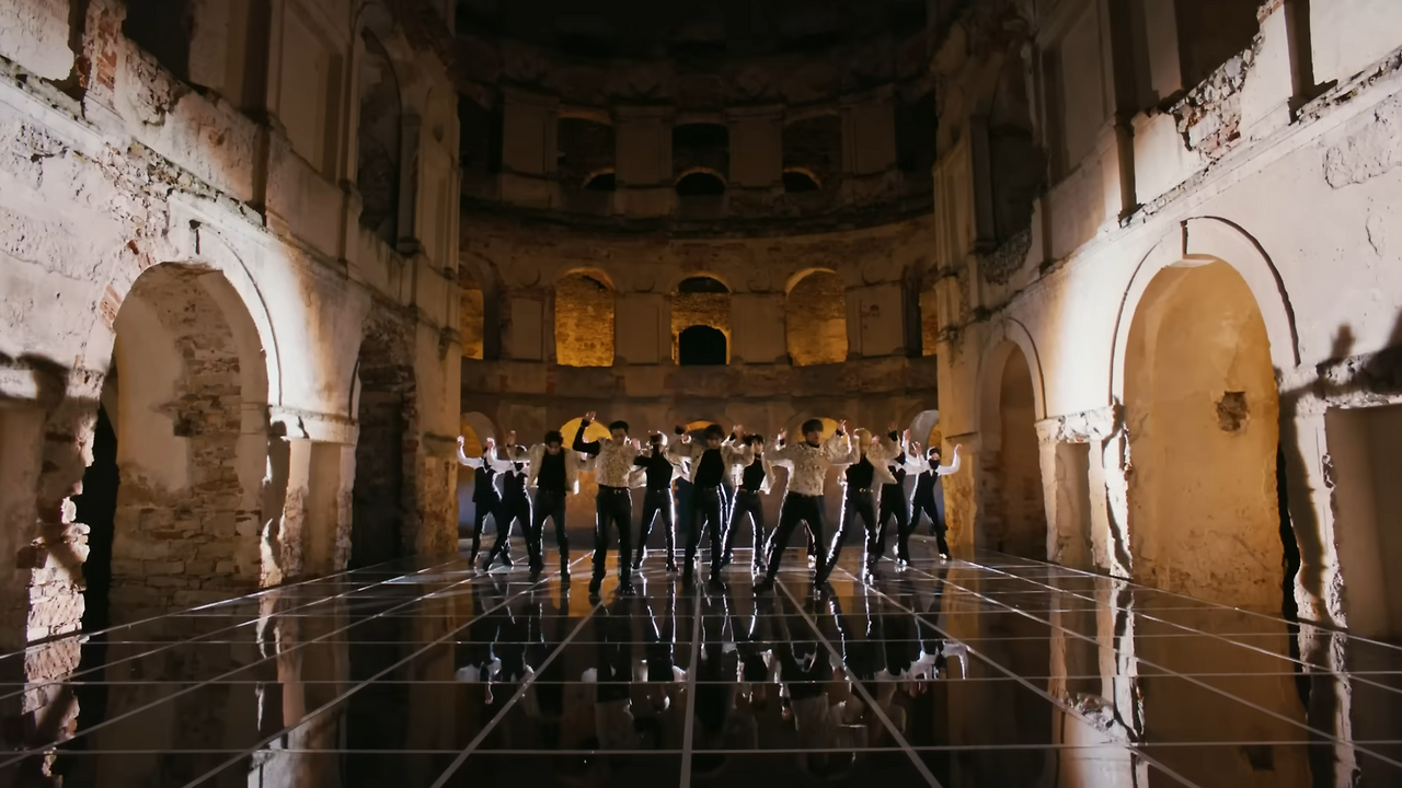 ENHYPEN (엔하이픈) 'Bite Me' Official MV 1-53 screenshot (1).png