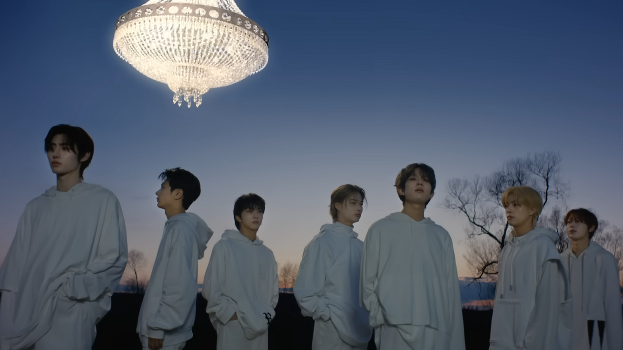 ENHYPEN (엔하이픈) 'Bite Me' Official MV 1-50 screenshot (1).png