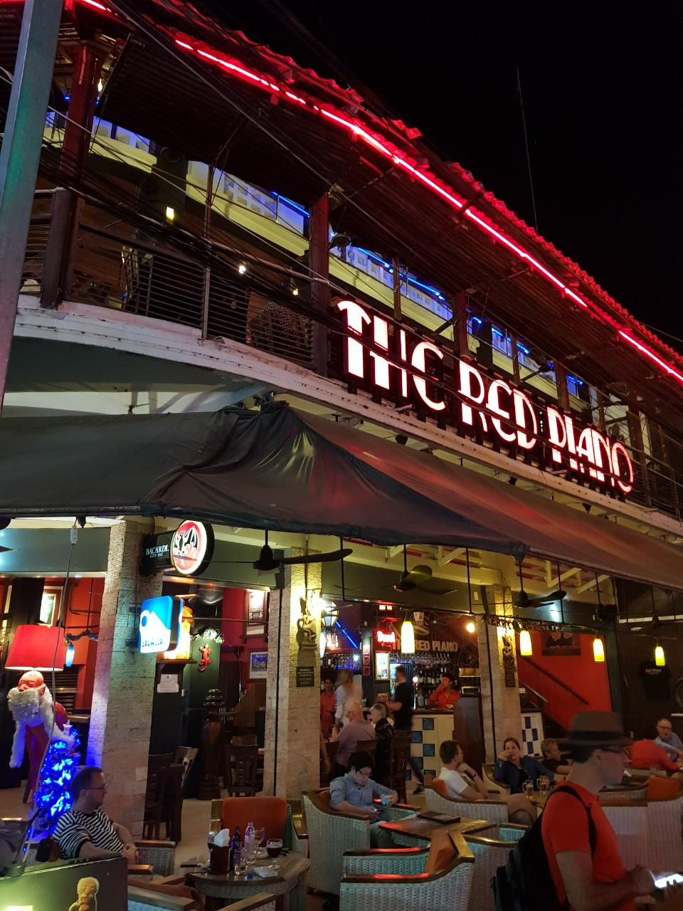 안젤리나 졸리  레드피아노.png