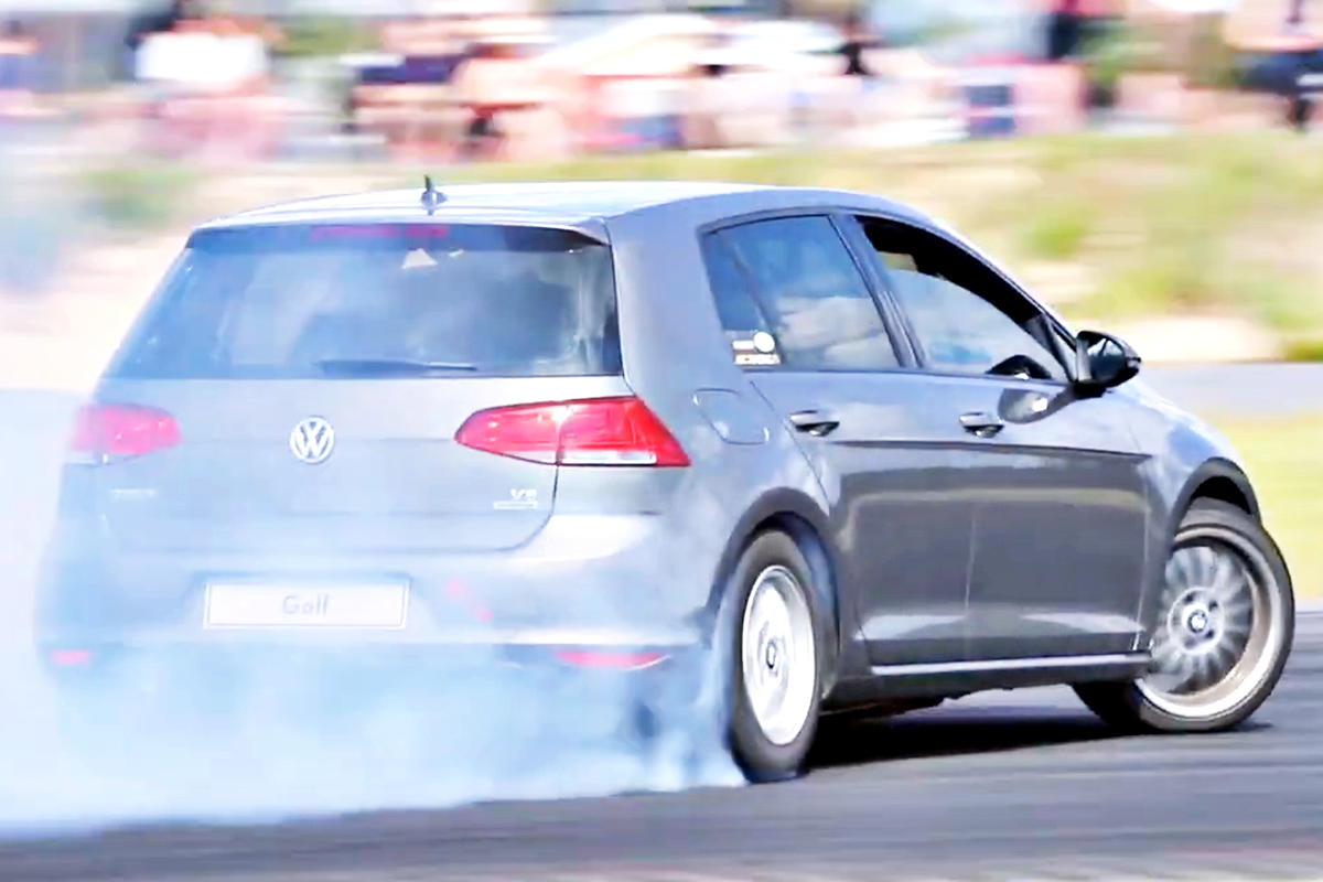 드리프팅 중인 골프 Road & Track.png