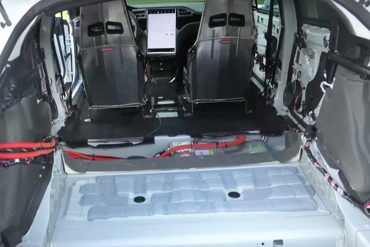 테슬라 모델 3 내장재 싹털이_Electrek.png