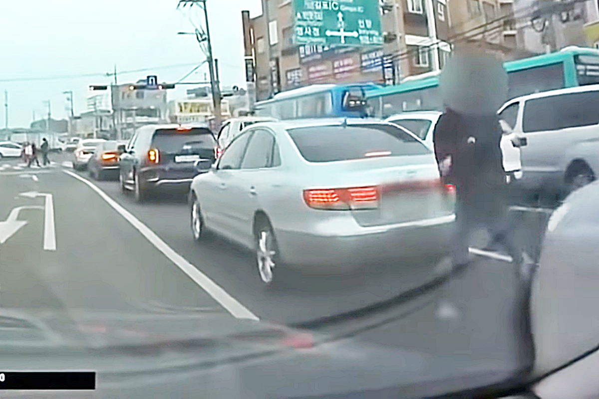 6_무단횡단하는 보행자_YouTube '한문철TV'.png