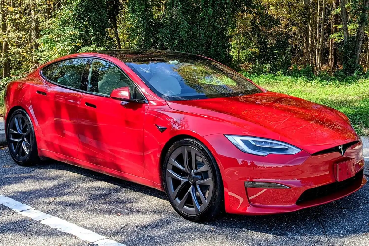webptesla-model-s-plaid-in-red.png