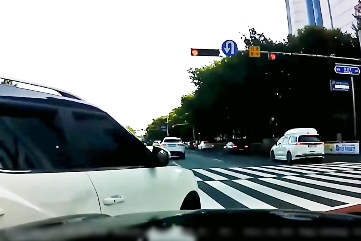 유도선 침범 사고_한문철TV.png