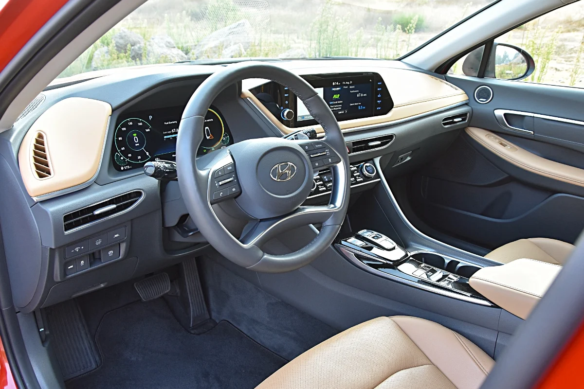 webpJDPA_2021 Hyundai Sonata Hybrid Limited Dashboard.png