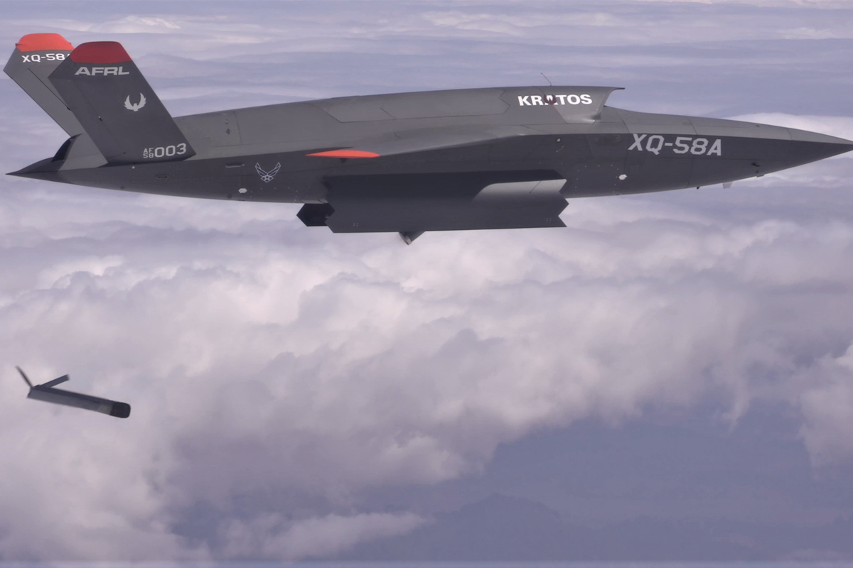 폭격 중인 XQ-58A 발키리 드론 Defense News.png