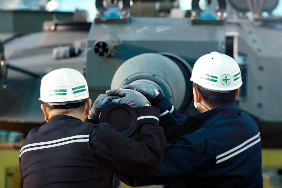 탱크를 조립하는 인원들.png