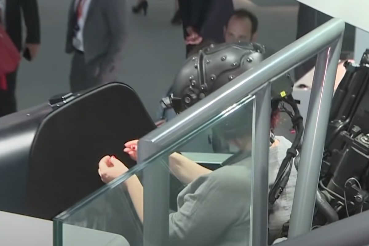 버튼을 찾아볼 수 없는 템페스트의 조종석.png