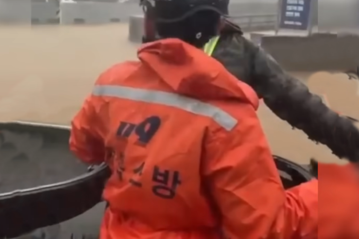 구조대가 동승한 장갑차.png