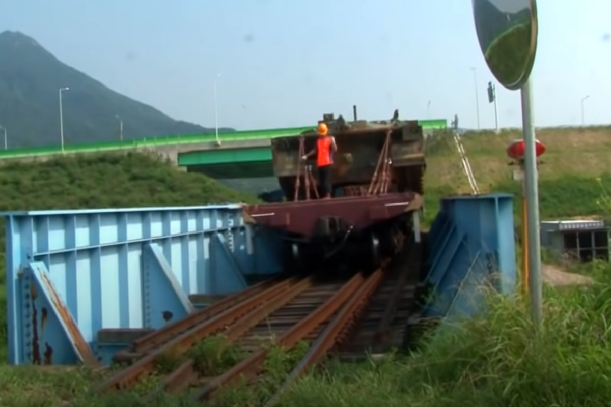 기차로 탱크를 옮겨온다.png