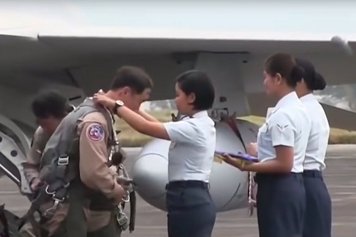 필리핀에 FA-50을 양도하는 한국의 파일럿들.png