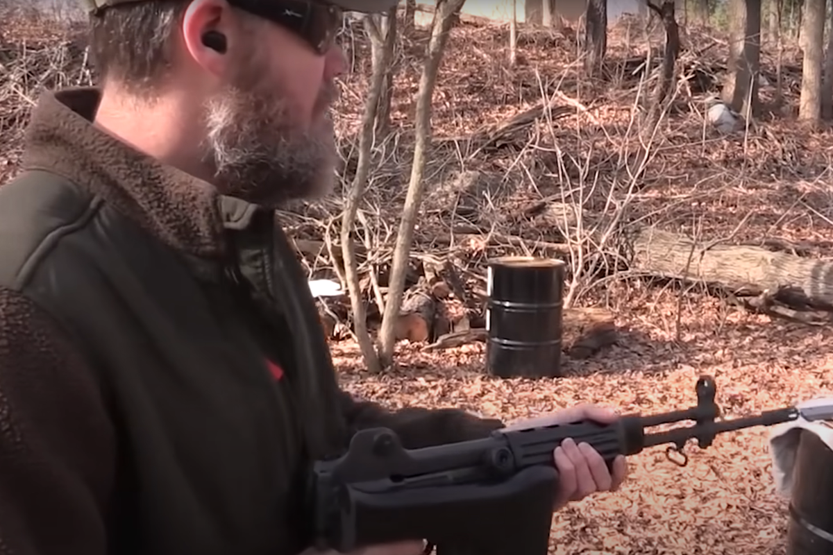 개머리판을 접은 체로 사격.png