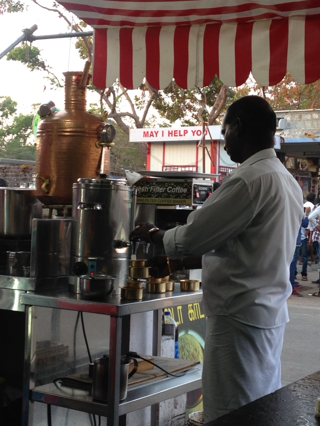 커피 내리는 바리스타.png