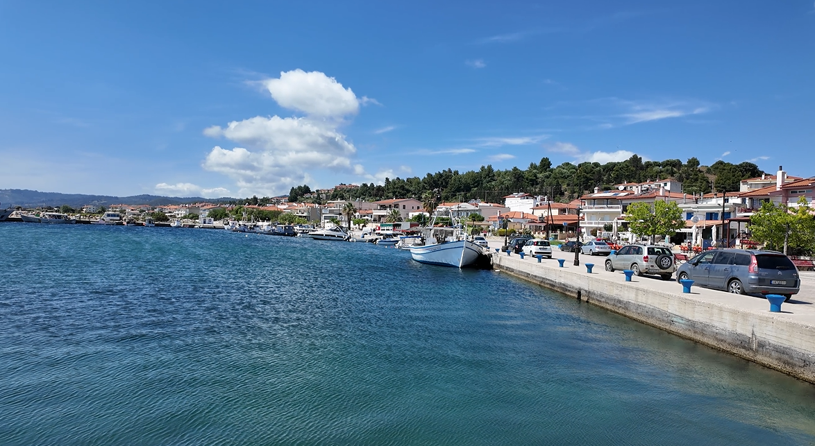 숙소 앞 항구2.png