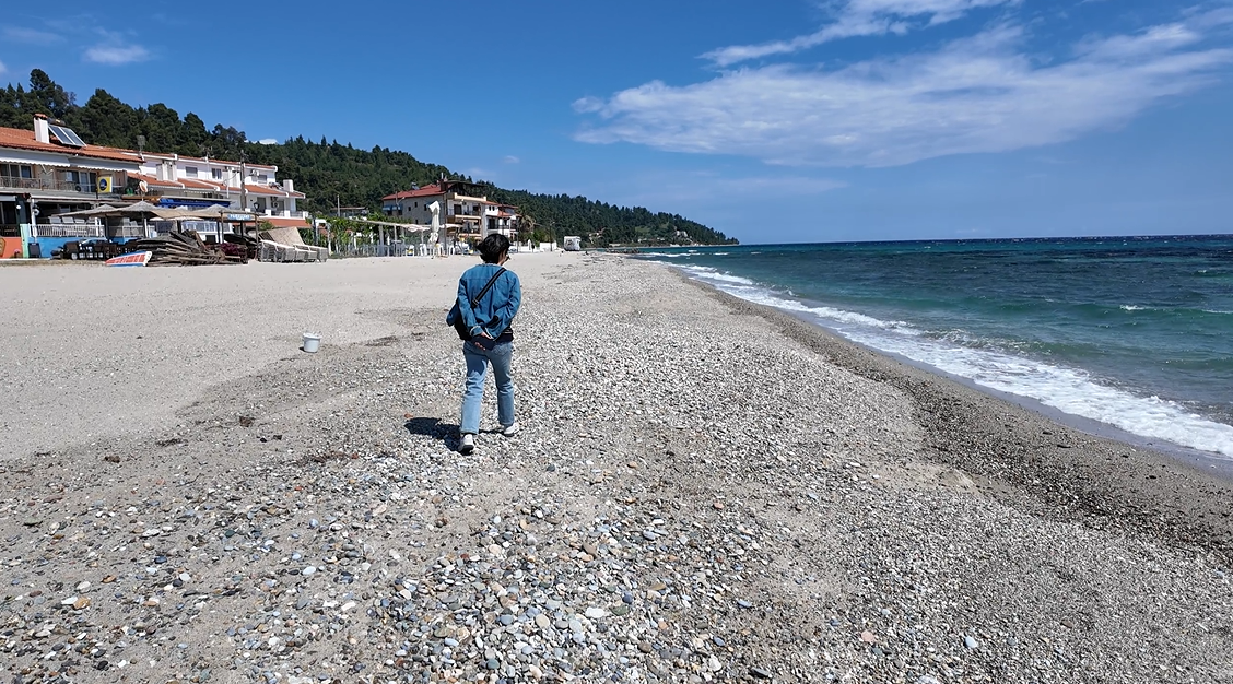 쌀쌀한 바닷가.png