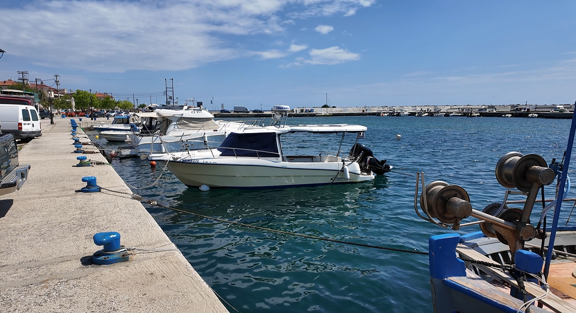 숙소 앞 항구.png