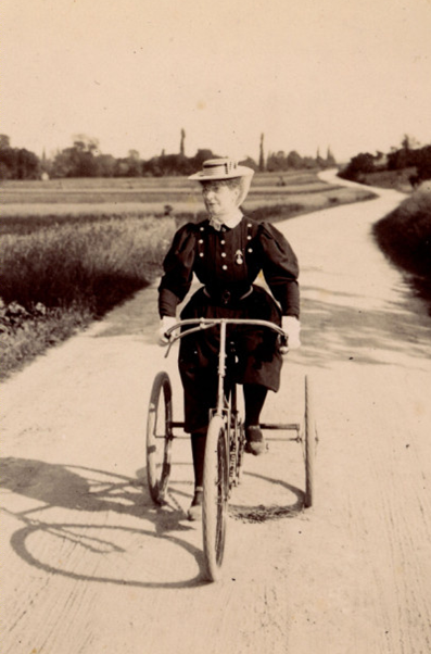 Madame Zola, Alexandrine Zola en bicyclette par Zola.png