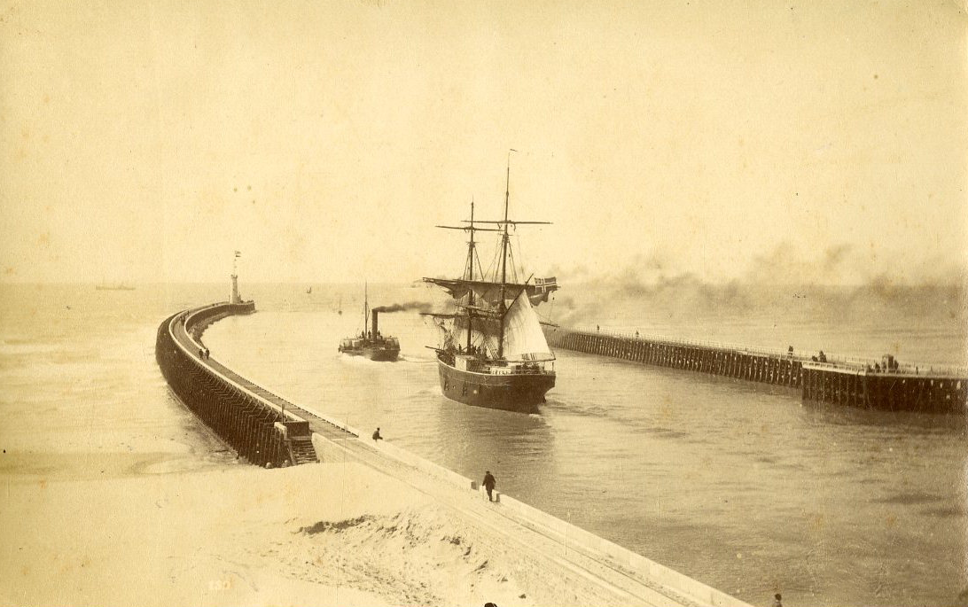 Boulogne sur Mer, Les jetees, Entree au port du bateau.png