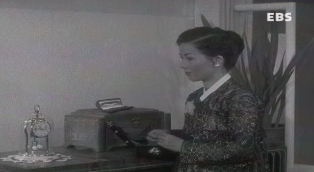 서울의 휴일 (1956) [이용민감독][노능걸, 양미희, 임성숙, 박상익] SDTV.XviD.avi_001841860.png