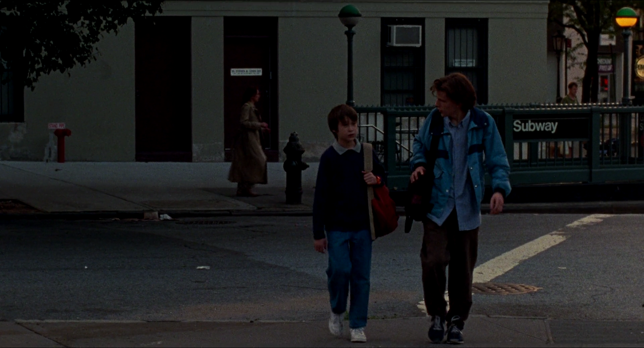 오징어와 고래 The.Squid.and.the.Whale.2005.REMASTERED.1080p.BluRay.H264.AAC-RARBG.mp4_000885385.png