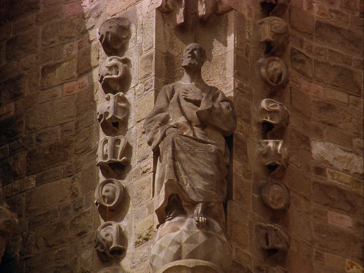 Antonio.Gaudi.1984.JAPANESE.1080p.BluRay.x264.DTS-FGT.mkv_003901648.png