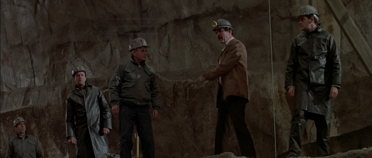 1985 - A.View.to.a.Kill.1080p.BluRay.DTS.HighCode.mkv_006439183.png