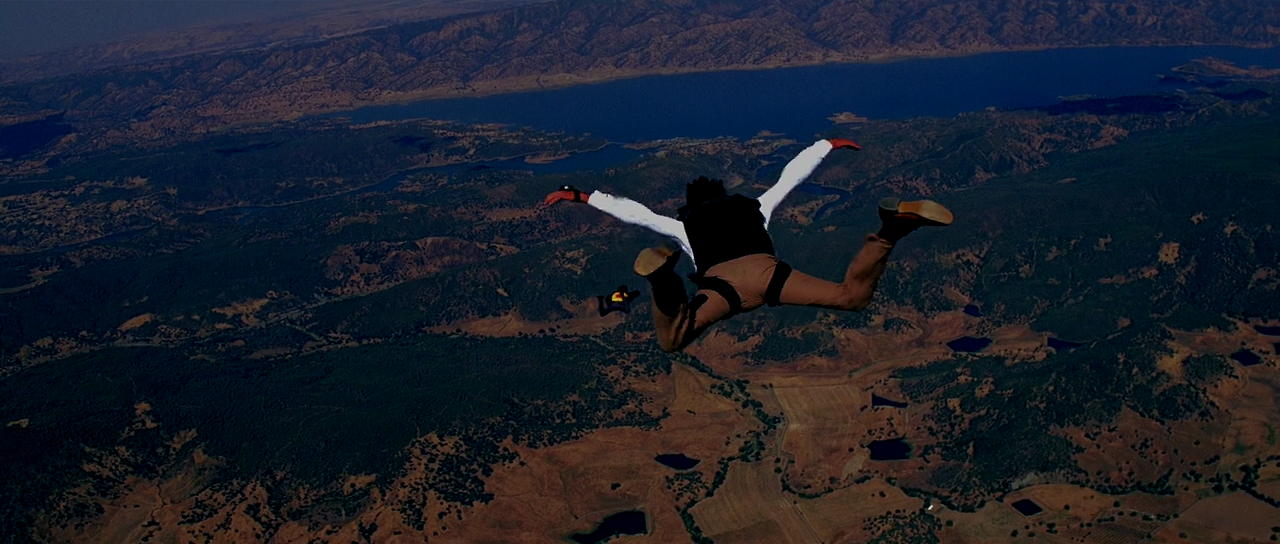 1979 - Moonraker.1080p.BluRay.DTS.HighCode.mkv_000308016.png