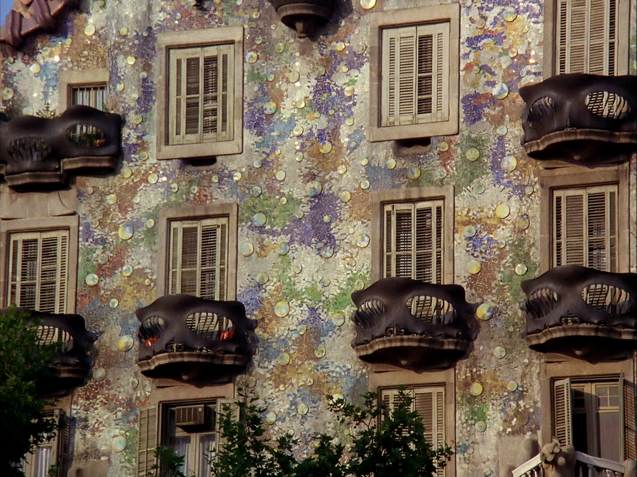 Antonio.Gaudi.1984.JAPANESE.1080p.BluRay.x264.DTS-FGT.mkv_000567067.png