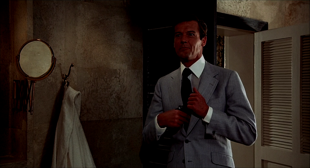 1974 - The.Man.with.the.Golden.Gun.1080p.BluRay.DTS.HighCode.mkv_001754628.png