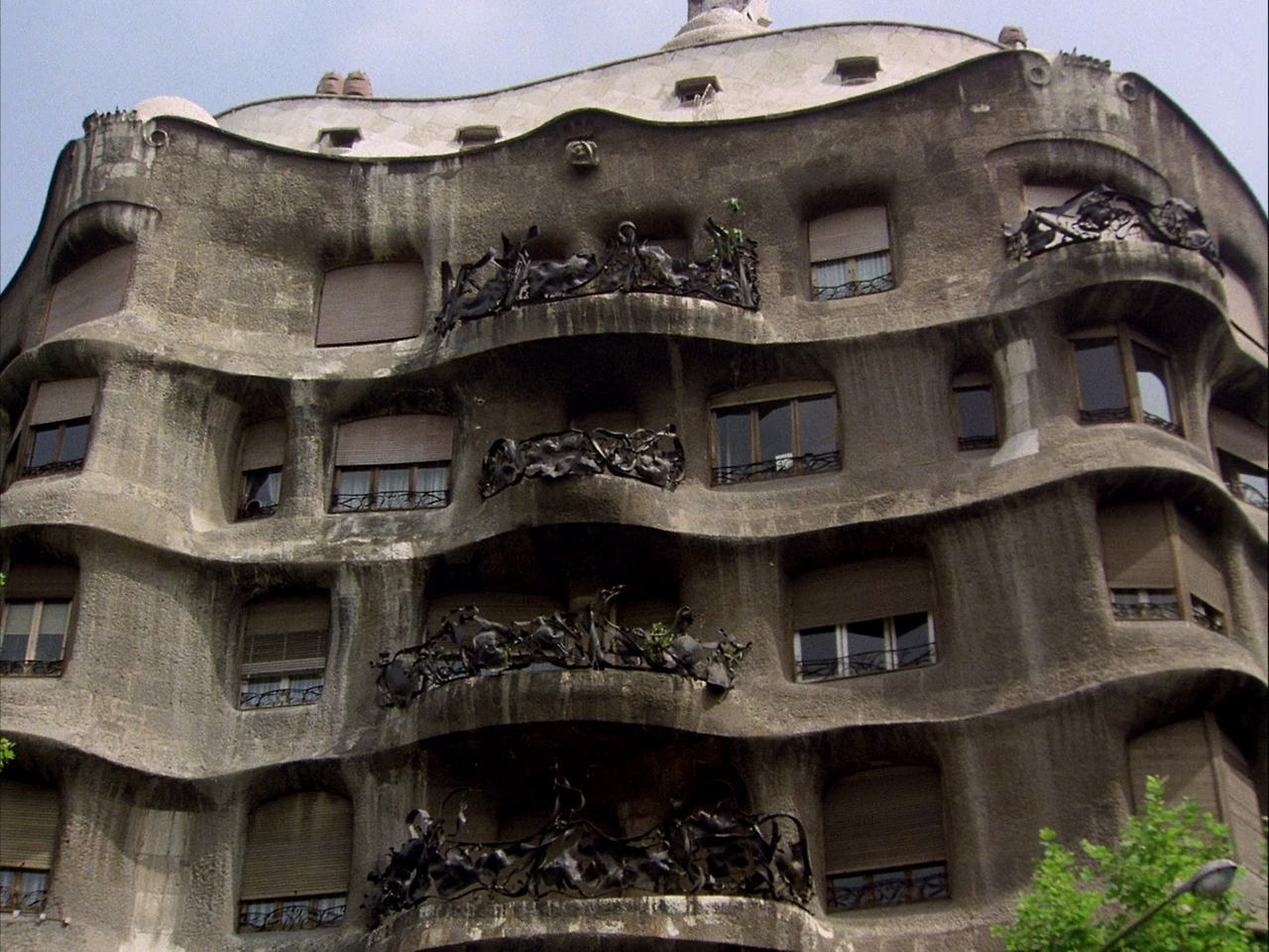 Antonio.Gaudi.1984.JAPANESE.1080p.BluRay.x264.DTS-FGT.mkv_000821237.png