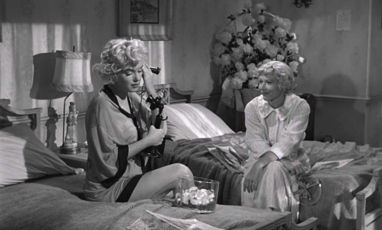 뜨거운_것이_좋아.Some.Like.It.Hot.1959.Marilyn_Monroe.720p.BRRip.1GB.MkvCage.mkv_01 (3).png