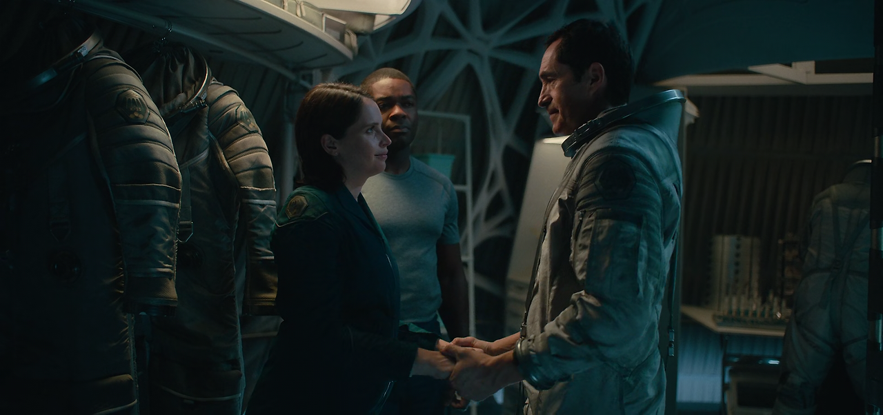 미드나이트 스카이 The Midnight Sky (2020)  [1080p x265 q22 Joy].mkv_006072333.png