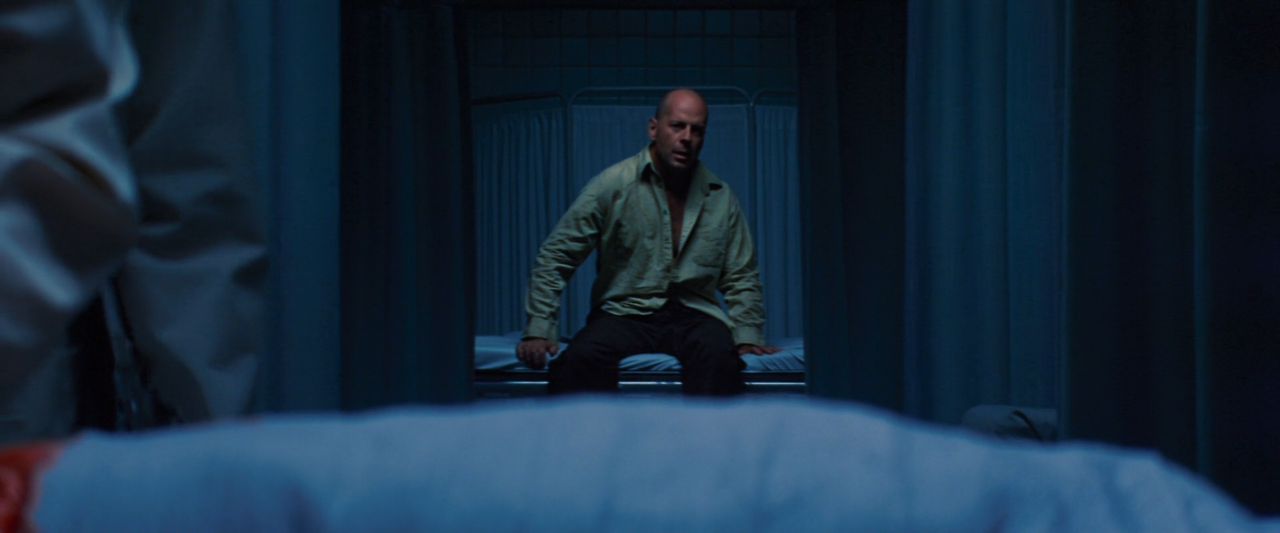 Unbreakable.2000.REMASTERED.1080p.BluRay.H264.AAC-RARBG.mp4_000606648.png