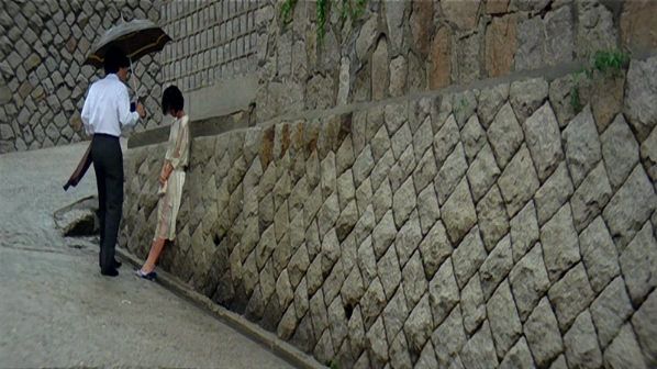 무릎과 무릎사이.Knee.to.Knee.1984.XviD.AC3.CD1-WAF.avi_004531498.png