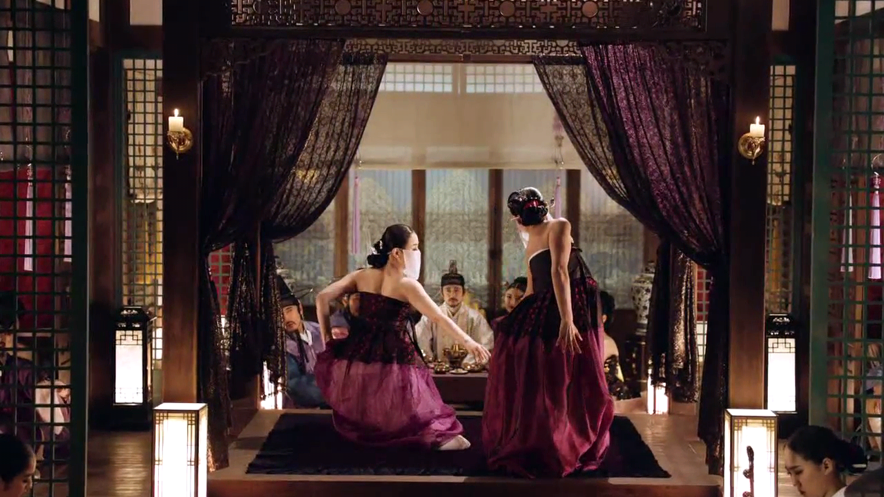 2015.02.10.어우동 주인없는 꽃.Eo.Woo-dong：Lost.Flower.2015.720p.HDRip.H264-CINEFOX.mp4_000125887.png