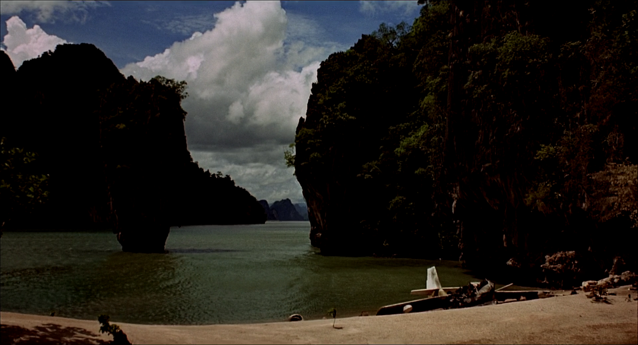 1974 - The.Man.with.the.Golden.Gun.1080p.BluRay.DTS.HighCode.mkv_006423083.png