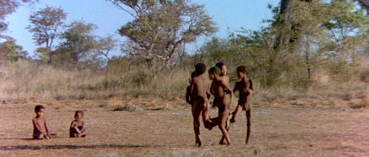 부시맨 The.Gods.Must.Be.Crazy.1984.1080p.WEBRip.x265-RARBG.mp4_000436448.png