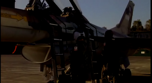 아이언 이글.Iron.Eagle.1986.DVDRip.DivX5.AC3.CD1-HAWK.avi_003532098.png