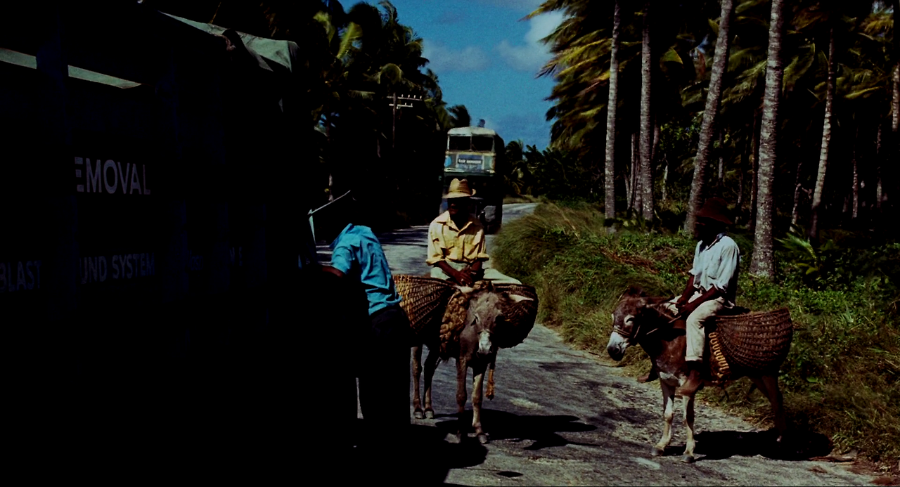 1973 - Live.and.Let.Die.1080p.BluRay.DTS.HighCode.mkv_003626706.png