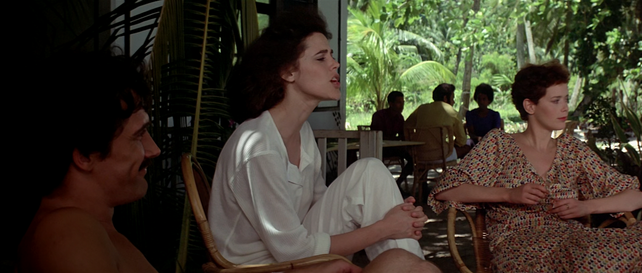 엠마뉴엘 3 - 굿바이 엠마뉴엘 Emmanuelle.3.1977.FRENCH.1080p.BluRay.x265-VXT.mp4_000680680.png