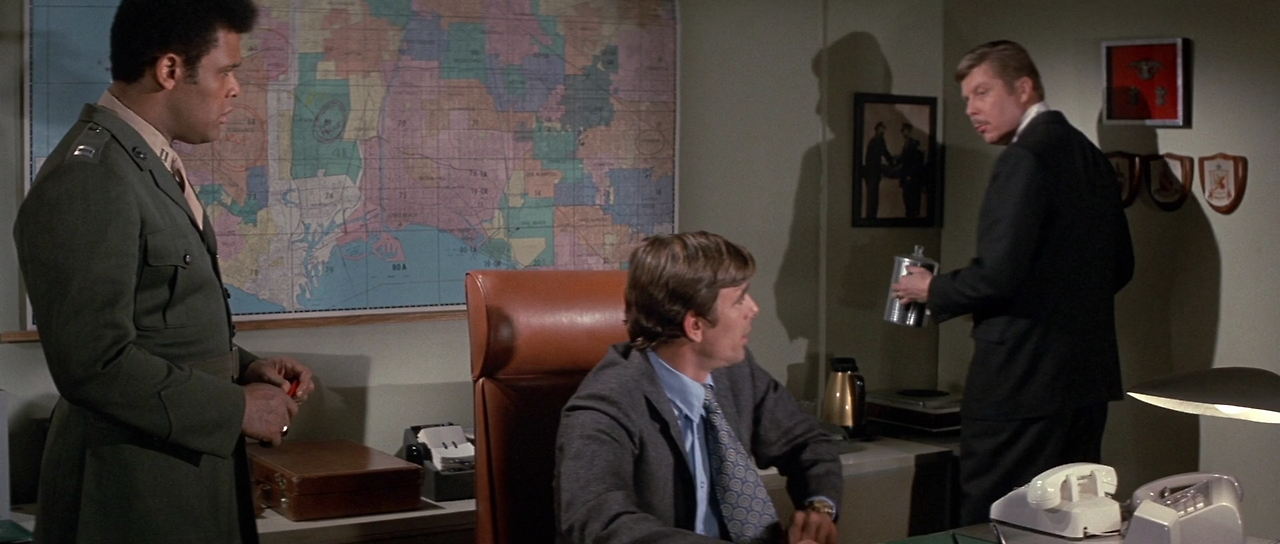 1971 Escape.From.The.Planet.Of.The.Apes.1971.1080p.BluRay.x264-SPARKS.mkv_004585046.png