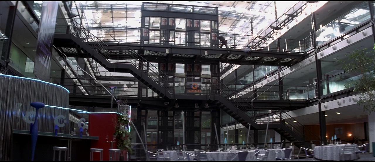 1997 - Tomorrow.Never.Dies.1080p.BluRay.DTS.HighCode.mkv_003066230.png