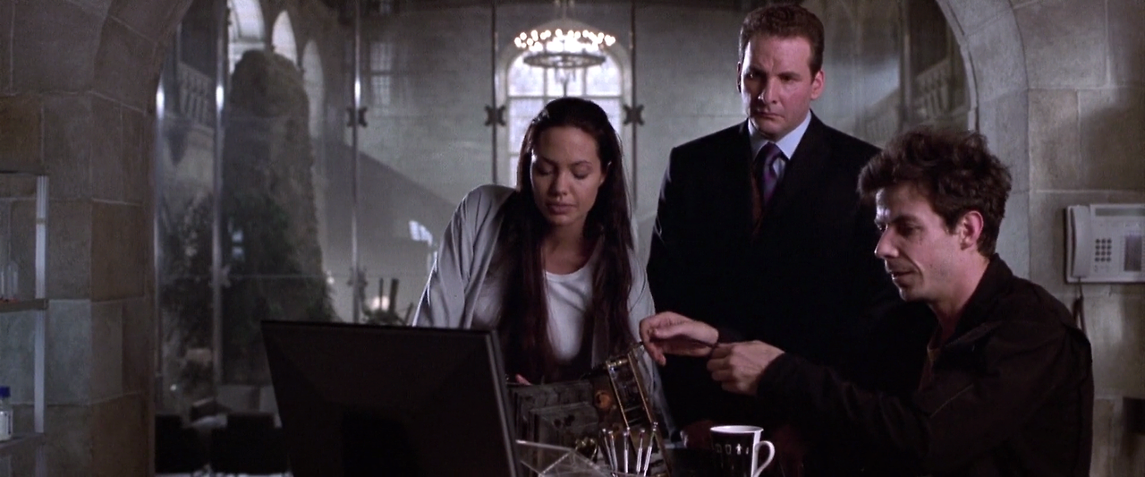 Lara.Croft.Tomb.Raider.2001.1080p.BluRay.H264.AAC-RARBG.mp4_001658651.png