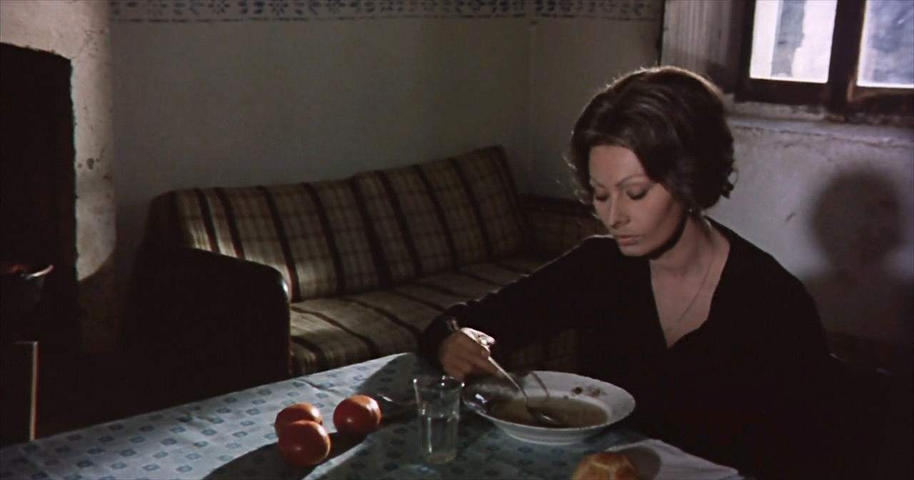 해바라기 Sunflower.I.Girasoli.1970.BDRip.720p.x264-mkvonly.mkv_000441742.png